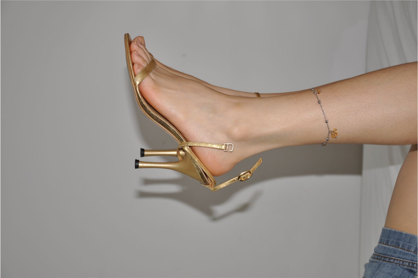 Choice of delicate women charm of beautiful ankles (Golden Melody)